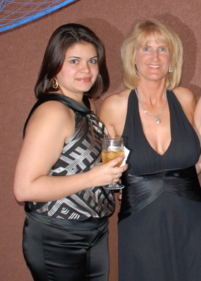Online Sales Manager of the Year, Carmen Arbizu (Left)